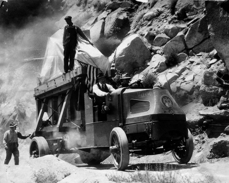 Transport of the 100-inch-mirror of the Hooker Ref