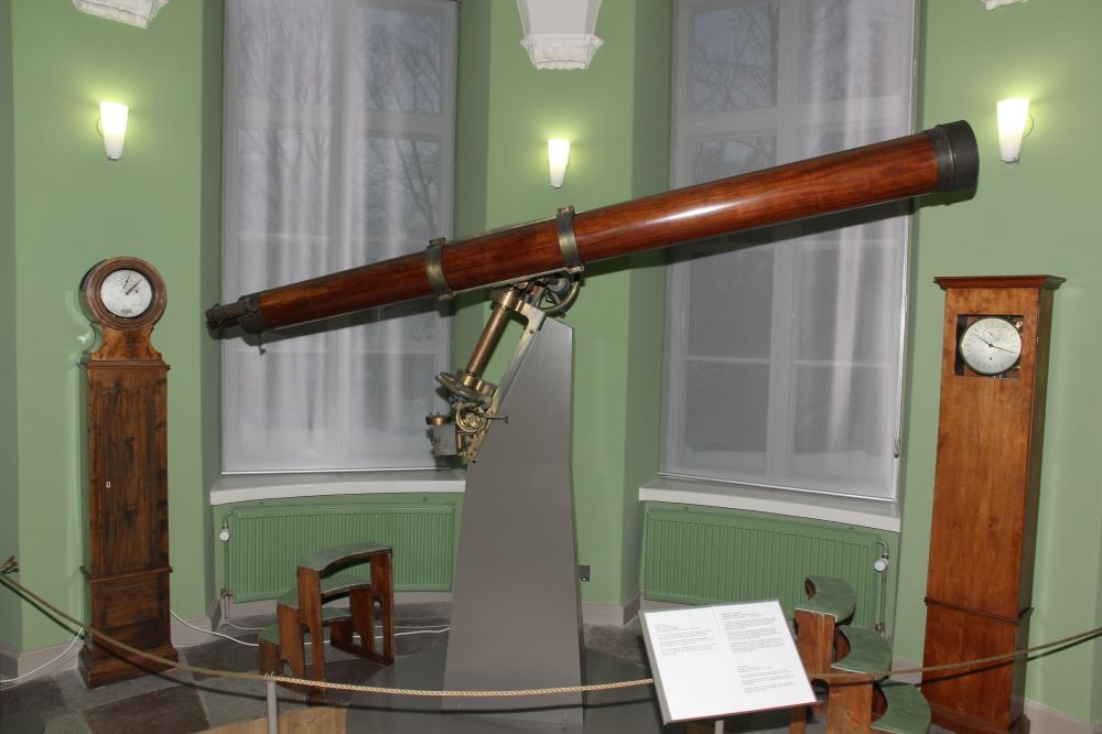 Argelander's Fraunhofer refractor and pendulum clo