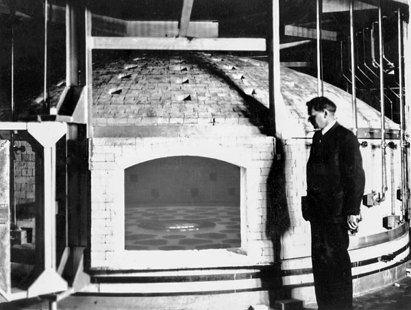 200-inch-Pyrex-mirror in oven after pouring with G