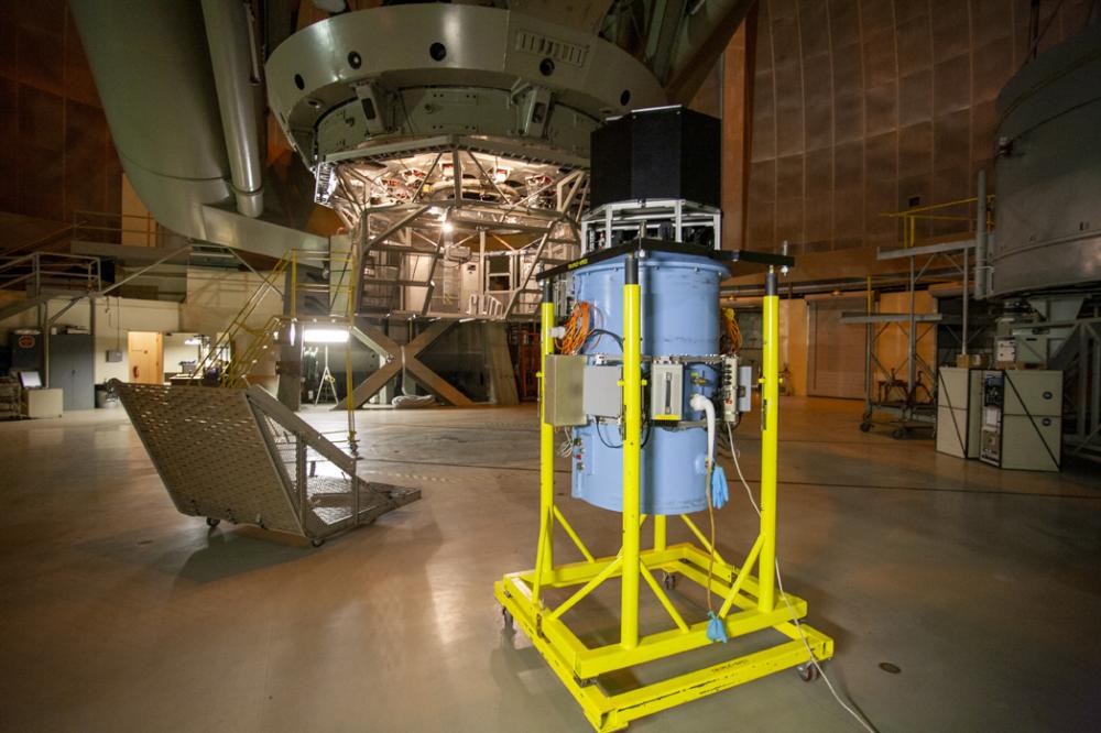 200-inch-triple spectrograph (2007), in the backgr
